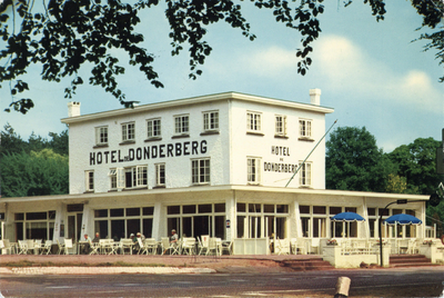 11147 Gezicht op de voor- en rechtergevel van het hotel De Donderberg (Maarsbergseweg 2) te Leersum.